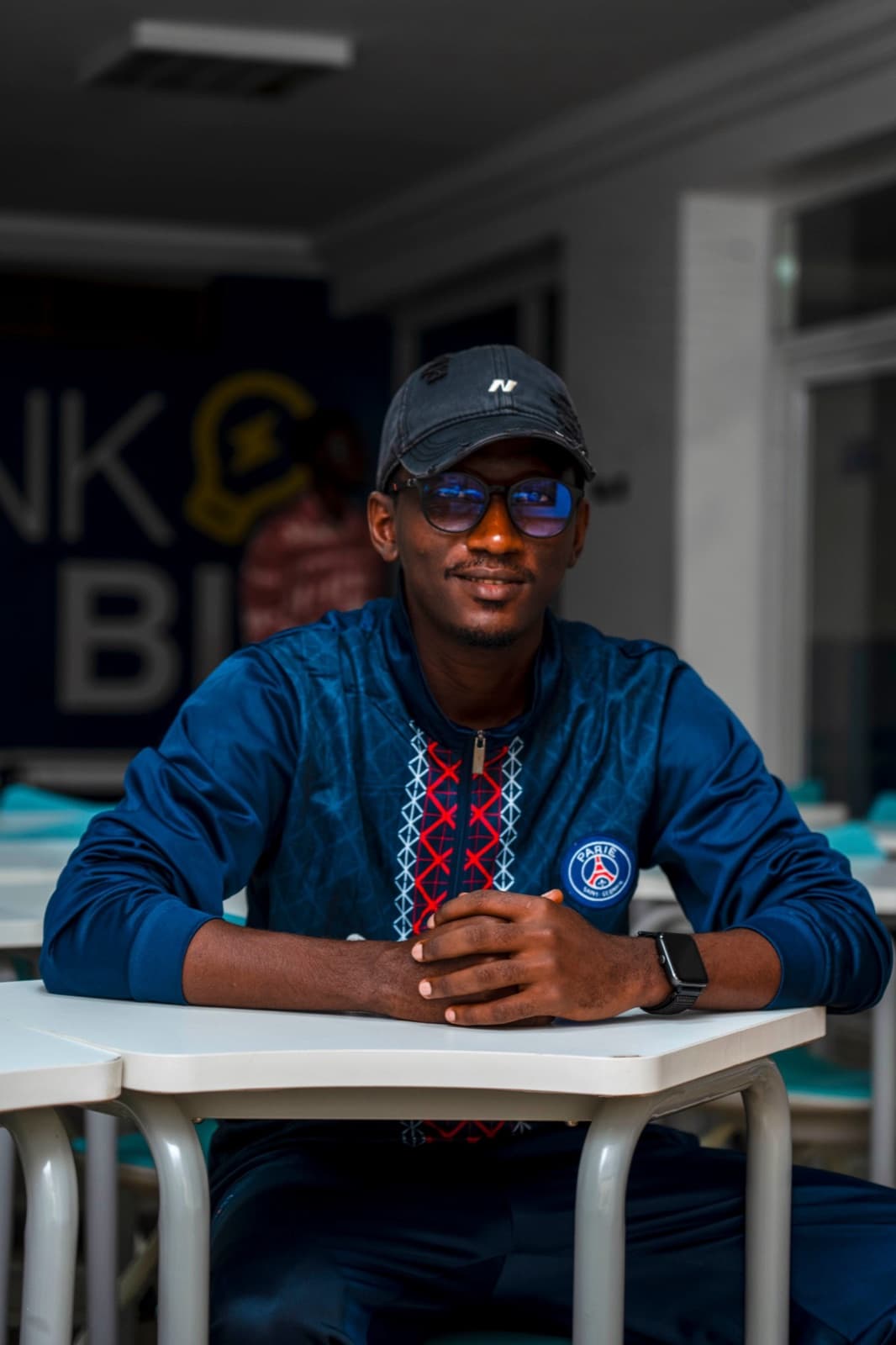 Alpha Oumar Diallo, assis à une table